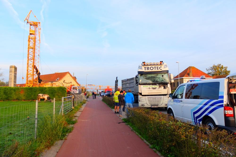 Vrachtwagen rijdt tegen kraanarm in Diksmuide