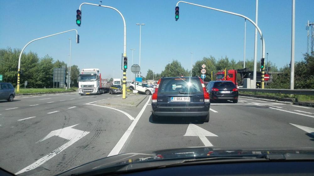 Minicooper knalt verkeerslicht omver aan afrit E17 in Waregem