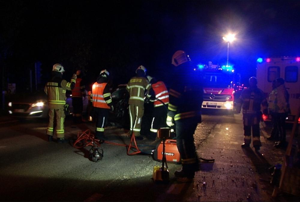 Auto knalt op betonafsluiting aan werken A11 in Westkapelle, chauffeur (23) overleden