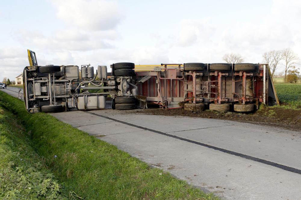 Gekantelde vrachtwagen verspert weg tussen Kortemark en Koekelare