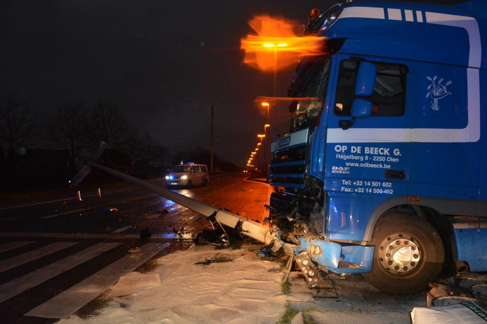 Ongeval in Maldegem eist dodelijk slachtoffer, chauffeur vrachtwagen negeerde rood licht