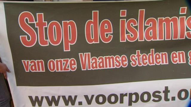 Kopstukken Vlaams Belang betogen tegen derde moskee in Oostende
