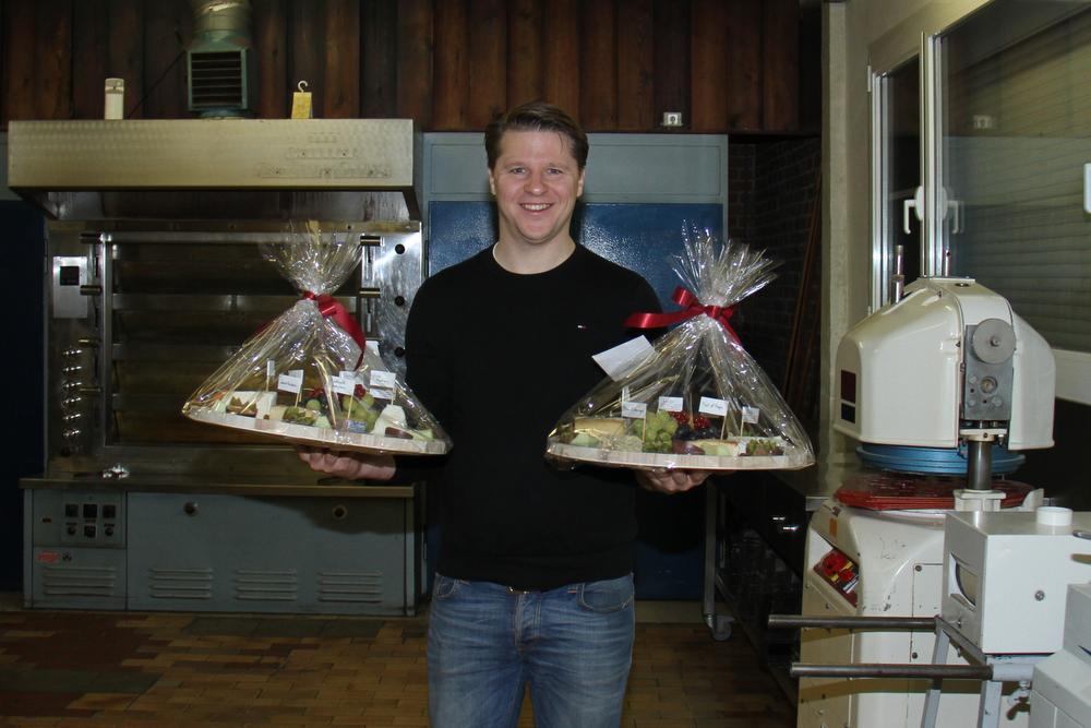 Axel Ronse helpt op nieuwjaar mee bij bakkerij in Marke