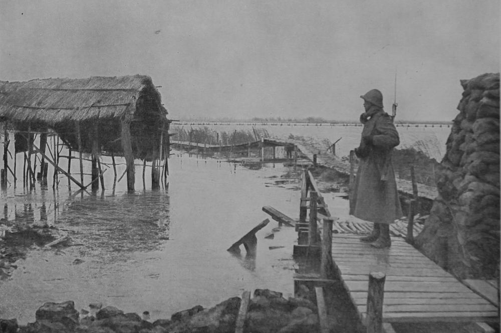 Samen met de Franse troepen stonden onze soldaten in voor de verdediging en moest het bataljon pontonniers zorgen voor onderhoud en herstelling van de waterwerken in Nieuwpoort en de 'sapeurs-pontonniers' moesten het waterniveau op peil houden.