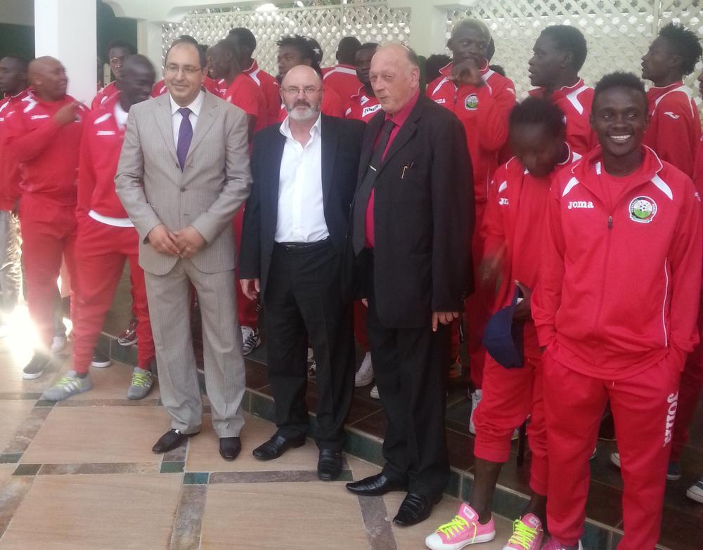 Marc zowaar tussen de Rode Duivels! Voor een goed begrip: ook het nationaal voetbalelftal van Kenia wordt zo genoemd... We zien hem voorts bij de ambassadeur van Marokko, en de trainer van de Keniaanse nationale voetbalploeg.