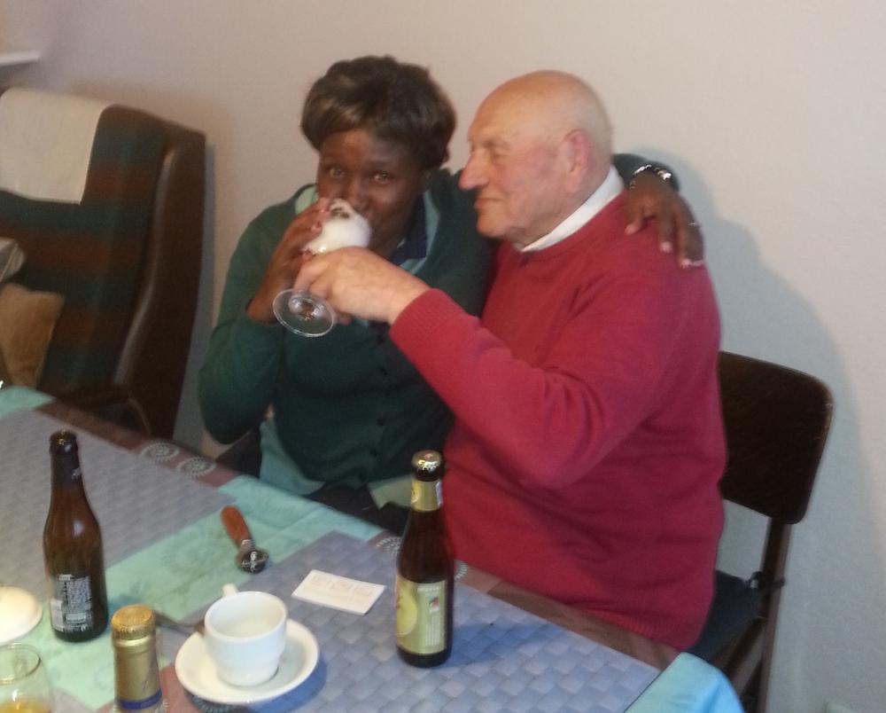 Vader Leopold Van der Borght (91) leert de Keniaanse familie de geneugten van het West-Vlaamse bier. We bemerken zowel Omer als Brugse Zot op de tafel.