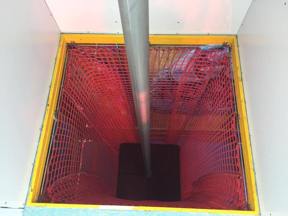 Brandweer haalt vrouw van kermisattractie na val van ... brandweerpaal