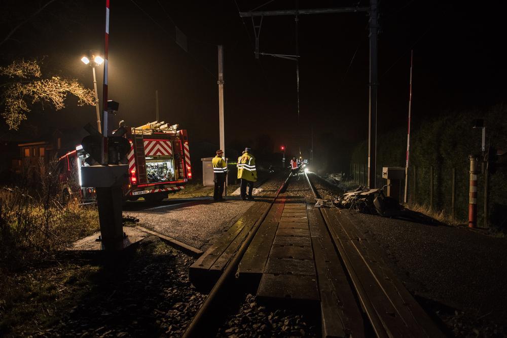 Vrouw van 53 overleden nadat haar wagen werd aangereden door trein in Vlamertinge