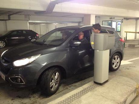 VIDEO Senioren leren ondergronds parkeren in Roeselare