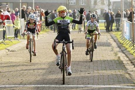 Yente Peirens wint bij de Aspiranten in Roeselare