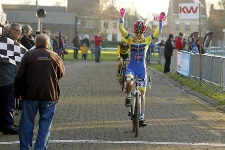 Yente Peirens wint bij de Aspiranten in Roeselare