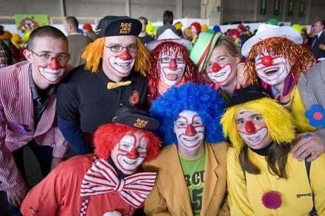 Clowns protesteren tegen criminelen in Rumbeke