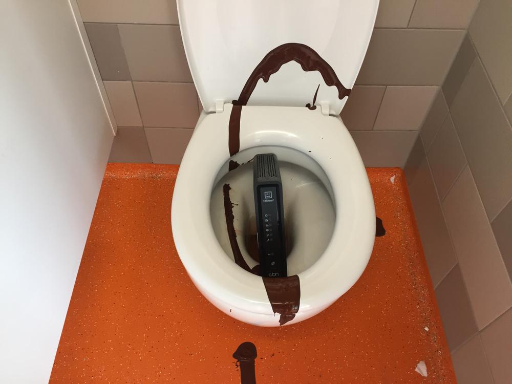 Losgekoppelde modem in toilet
