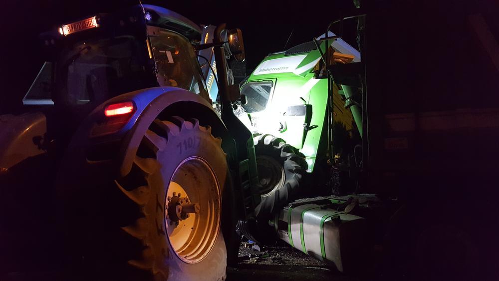 Tractor wijkt van rijbaan af en ramt truck en personenwagen, twee bestuurders zwaargewond