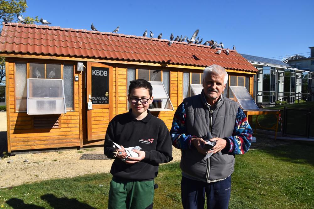 Leerling Maxim Vansteenkiste houdt van duiven melken. Roger Descamps, wiens vrouw in het woonzorgcentrum verblijft, is één van de vrijwilligers die de duiven verzorgt. (Foto EDB)