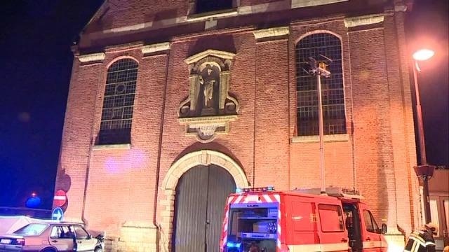 Man verongelukt tegen kerk in Menen