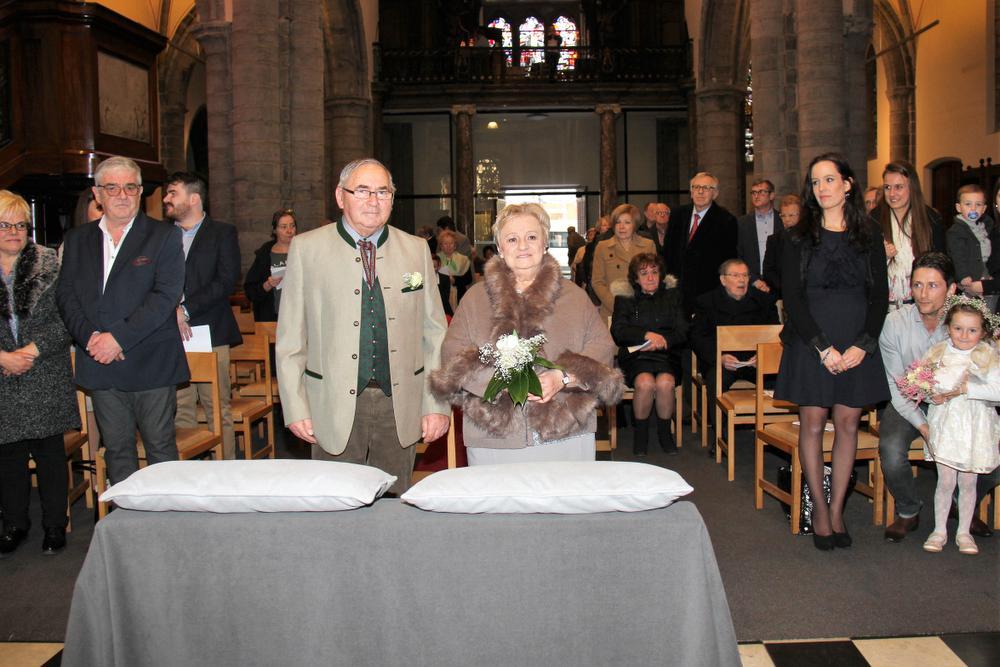 Pas vijftig jaar na hun wettelijk huwelijk konden Christelle en Felix ook trouwen voor de kerk.