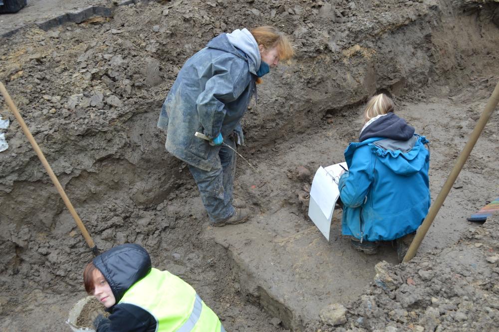 Archeologen vinden in Aarsele 56 skeletten uit de Late Middeleeuwen