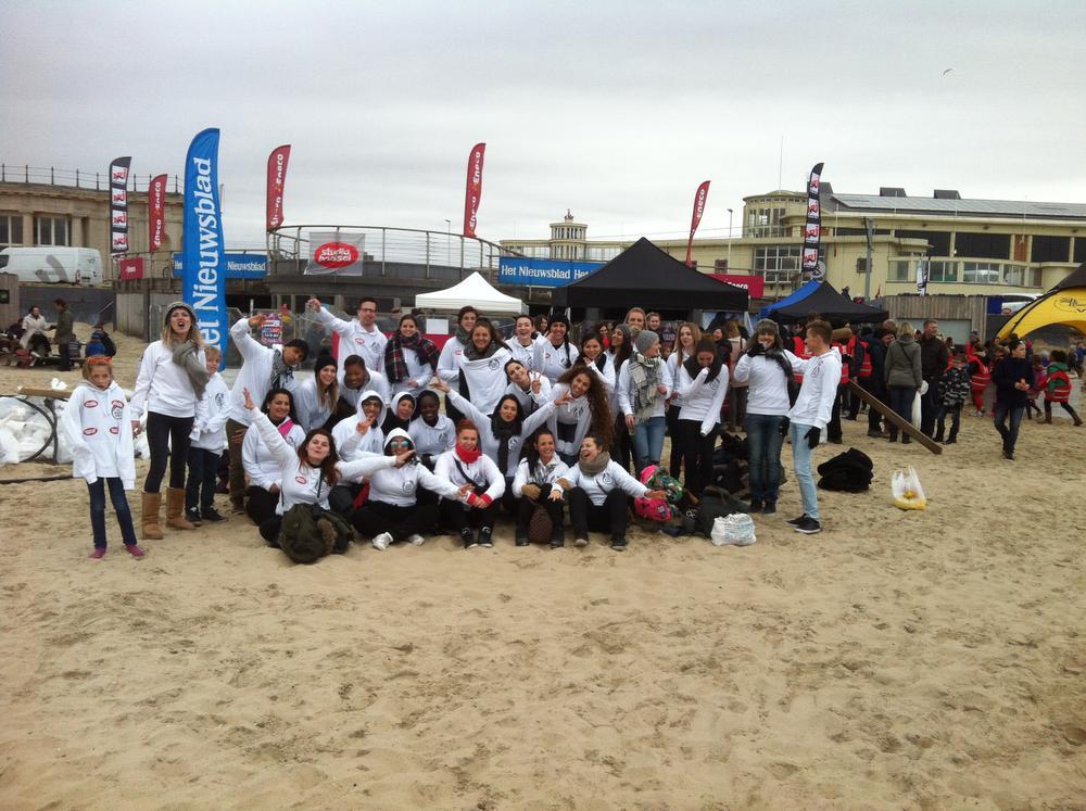 Personeel The Body Shop houdt mee grote kuis met leden surfclubs in Oostende