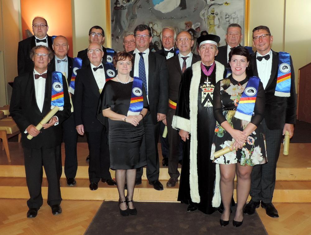 De elf nieuwe jonkvrouwen en ridders in de Alice Freyzaal van het Oostendse stadhuis, met burgemeester Vande Lanotte