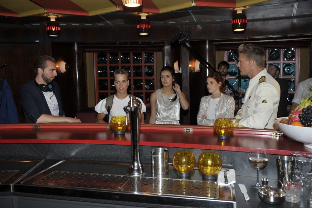 Foto van een scene aan de bar op het schip