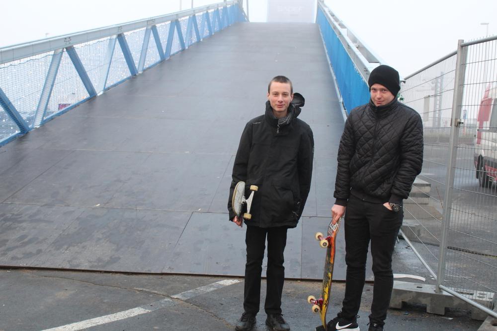 Skaters testen (voorzichtjes) brug voor BK cyclocross in Oostende uit