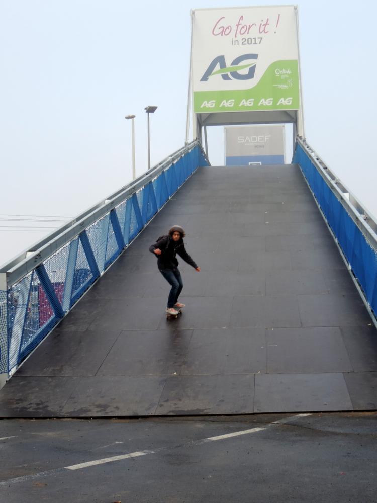 Skaters testen (voorzichtjes) brug voor BK cyclocross in Oostende uit