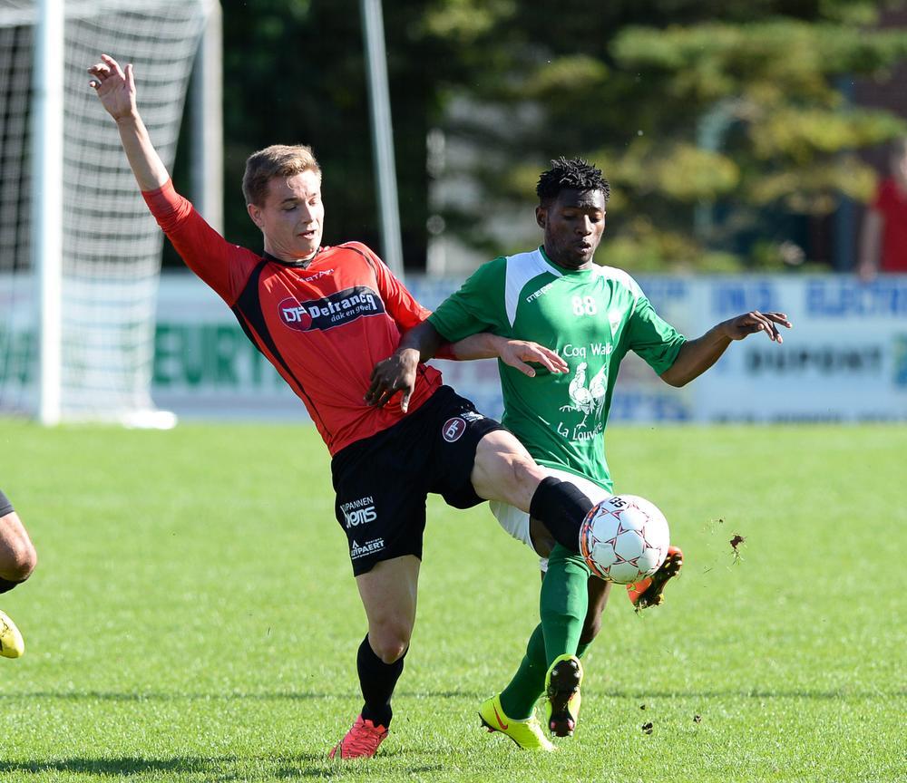 Oscar Nahimana (rechts), hier vorig seizoen in duel met Mathias Schamp van Winkel Sport.