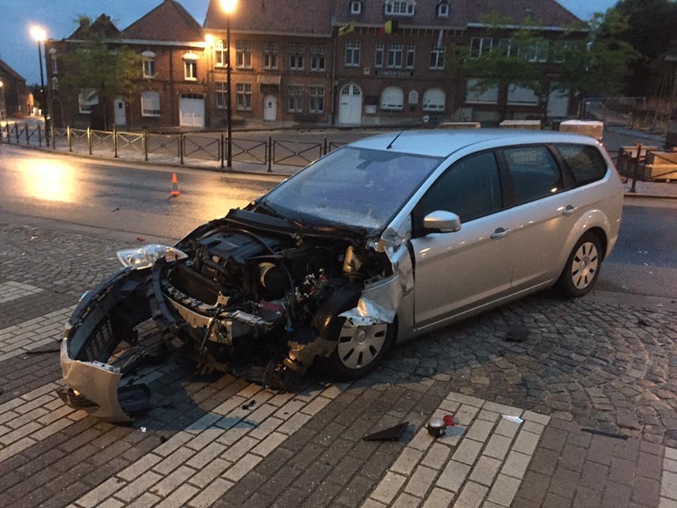 Geparkeerde auto geramd en tien meter weg geslingerd, dader pleegt vluchtmisdrijf
