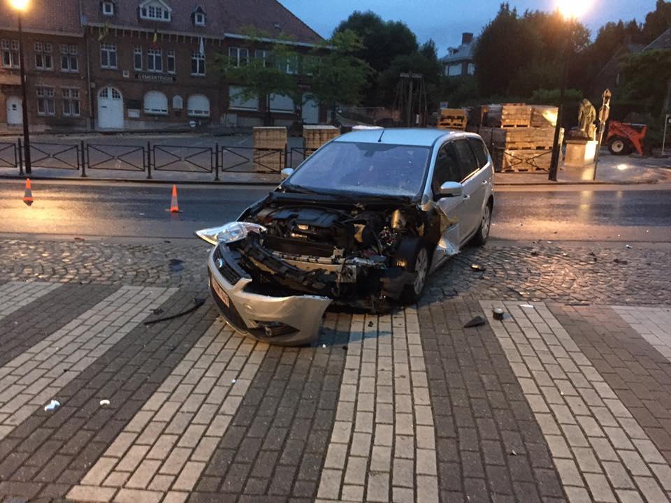 Geparkeerde auto geramd en tien meter weg geslingerd, dader pleegt vluchtmisdrijf