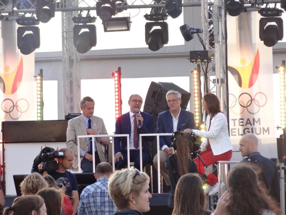 Onder andere Kris Peeters, burgemeester Johan Vande Lanotte en BOIC-topman Philip Berben kwamen aan het woord tijdens de interviews op het podium.