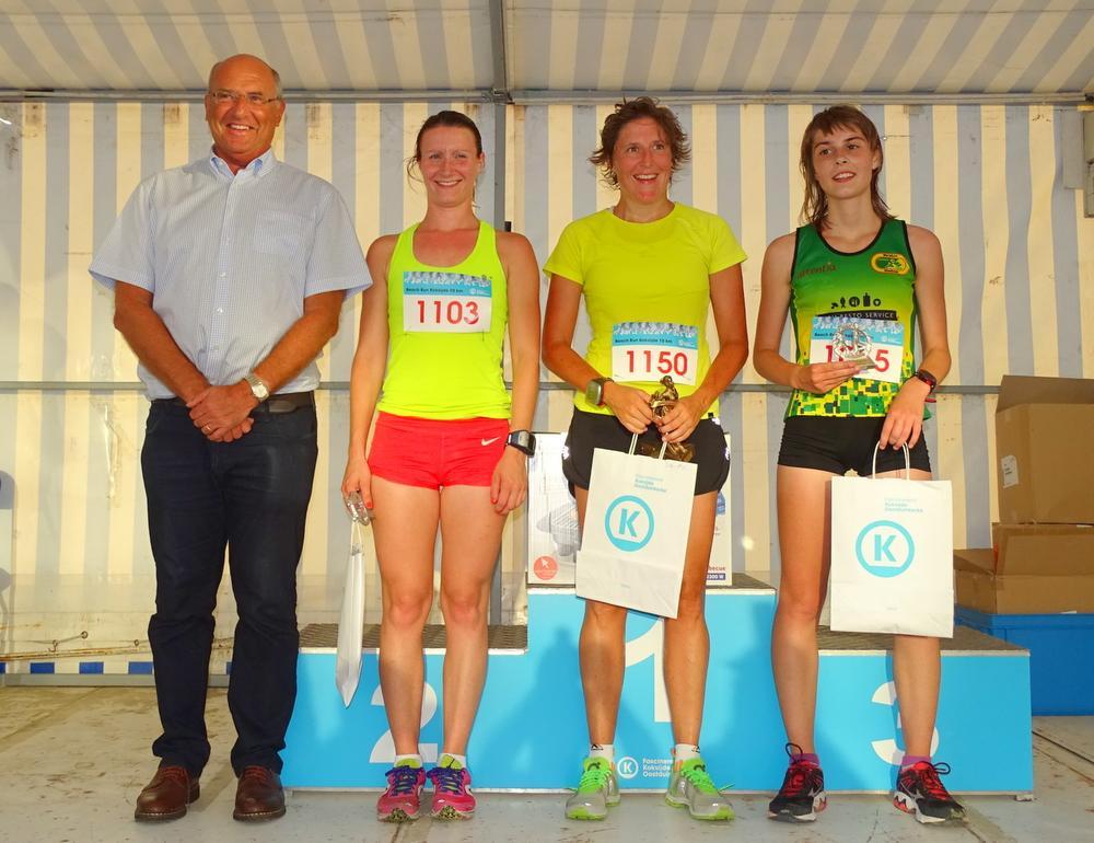 Sportschepen Dirk Dawyndt met Stephanie Derck (tweede), winnares Joke Coysman en Emelie Butseraen.