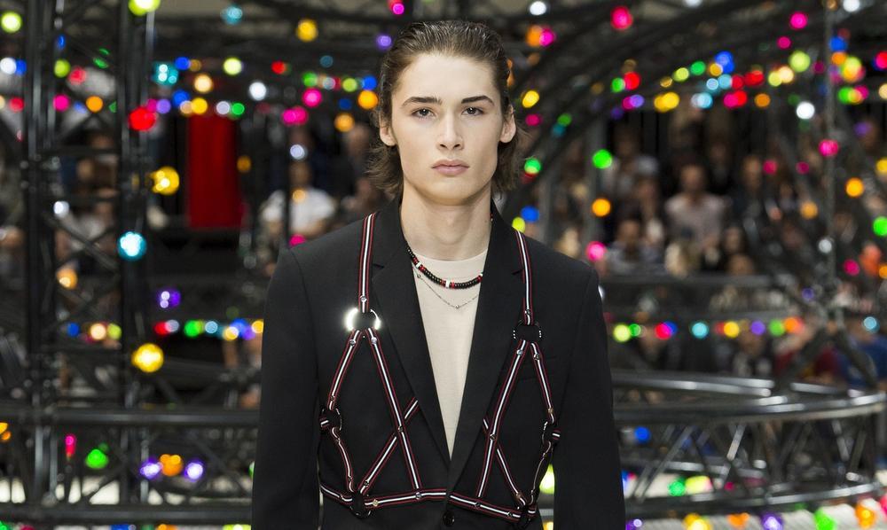 Jonge Zwevegemnaar schittert op Dior-catwalk tijdens Parijse Fashion Week