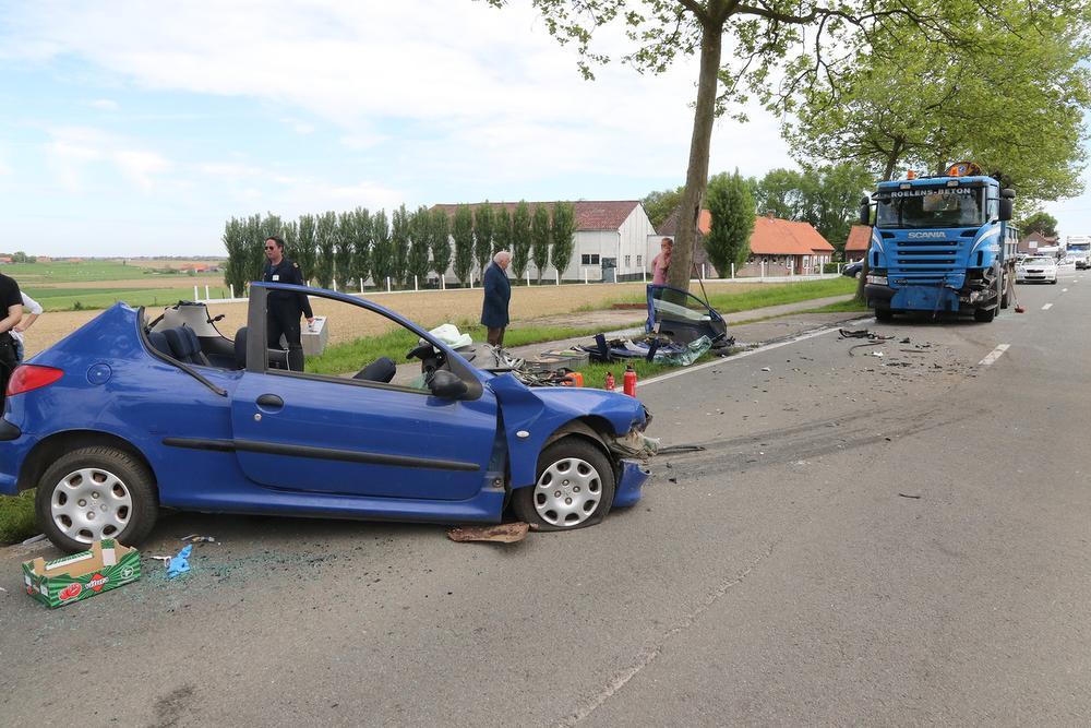 Bestuurder zwaargewond na klap tegen vrachtwagen in Kemmel
