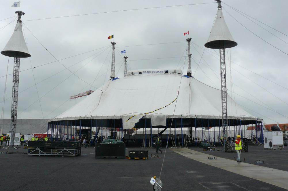 Grote tent van Cirque du Soleil met man en macht rechtgetrokken in Knokke