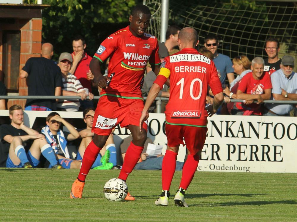 Nany Dimata, hier met Berrier, maakte drie doelpunten bij zijn debuut.