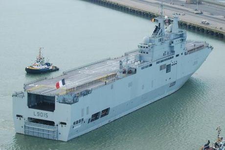 Franse helikoptercarrier 'Dixmude' in Zeebrugge afgemeerd