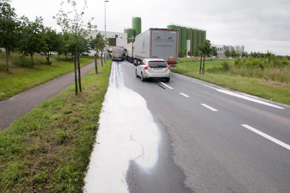 Boze melkveehouders blokkeren toegang tot Milcobel in Langemark