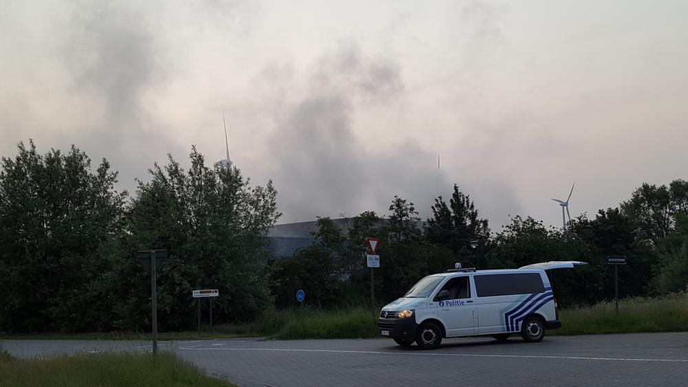 Dikke rookpluim te zien door afvalbrand bij Van Gansewinkel in Brugge