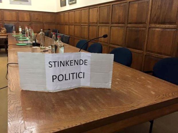 Gemeenteraad van Blankenberge verstoord met deo en bordje 'stinkende politici'