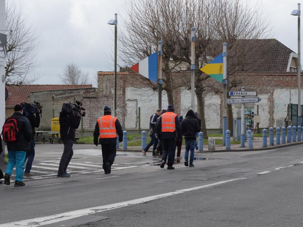 Politie stuurt transitmigranten terug Frankrijk in