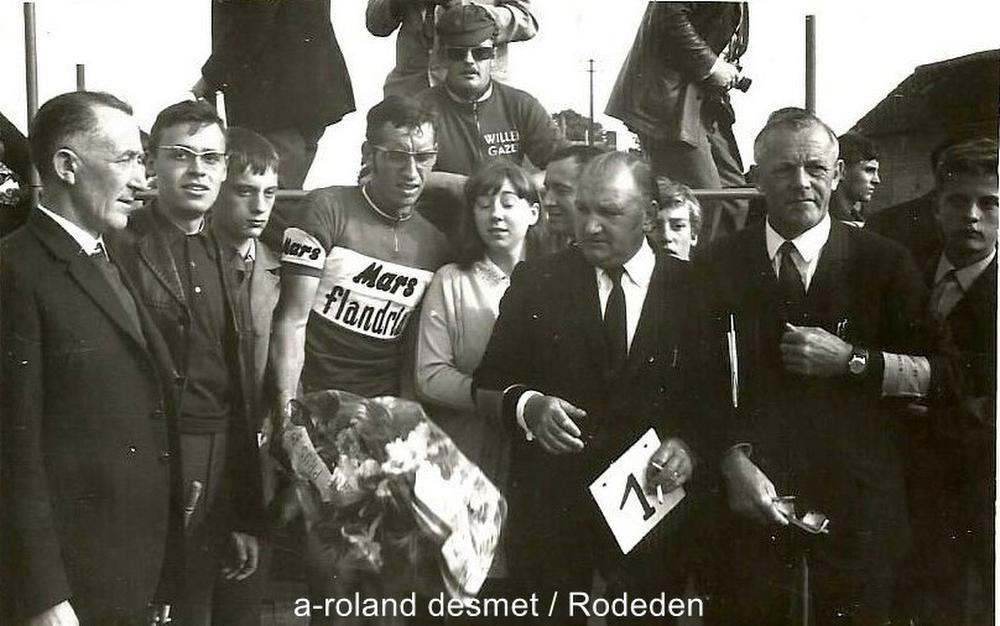 Podiumfoto van de eerste editie: we zien onder meer winnaar Hubert Hutsebaut naast wijlen voorzitter Benoni Vandemaele met bordje nr1 in de hand. (Repro BB)