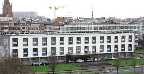 Gebroken potloodaffiches aan ramen van stadhuis in Oostende