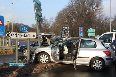 Zwaar verkeersongeval in Harelbeke eist twee gewonden