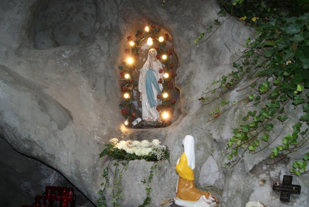 Mariabeeld is terug in oudste Lourdesgrot van het land