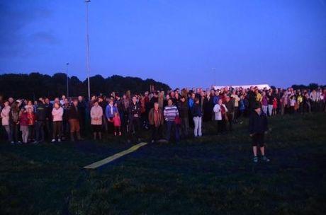 Lichtfront in beeld: honderden toeschouwers op Hill 60 in Zillebeke