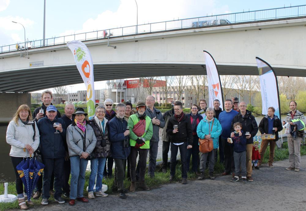 De sympathisanten van deze actie met vertegenwoordigers uit de milieuraad, Natuurpunt, De Vogelwerkgroep en de gemeente Avelgem aan de Kluisbergenbrug die werd behandeld.