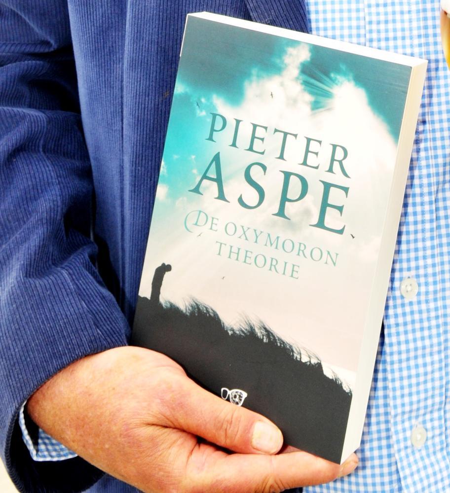 Pieter Aspe stelt 'debuutroman' voor die hem na weddenschap schrijver deed worden