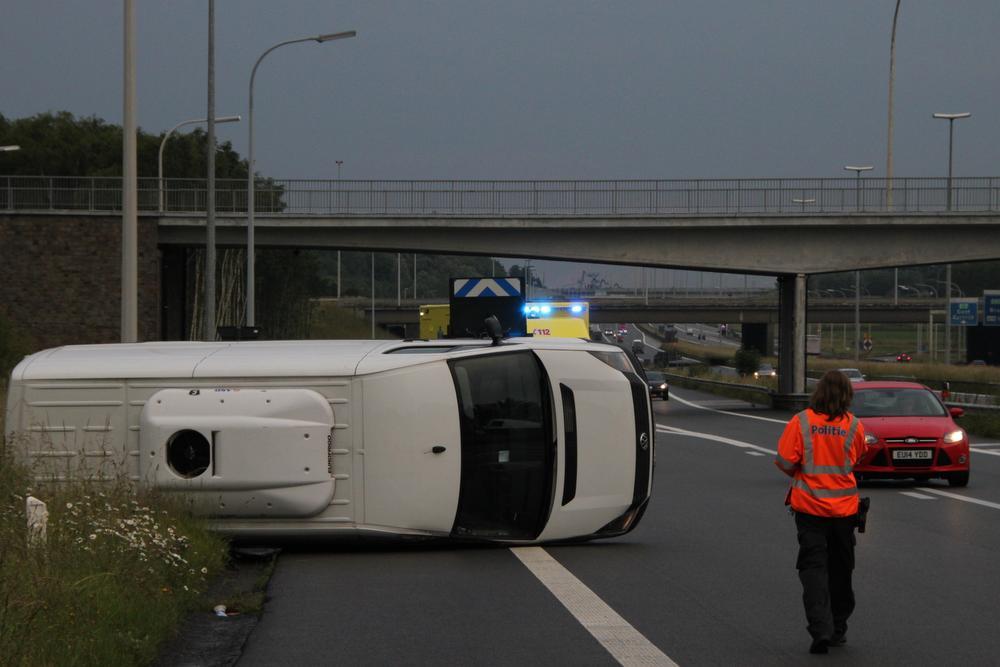 Bestelwagen belandt op zijkant op E17 in Aalbeke... maar chauffeur blijkt spoorloos