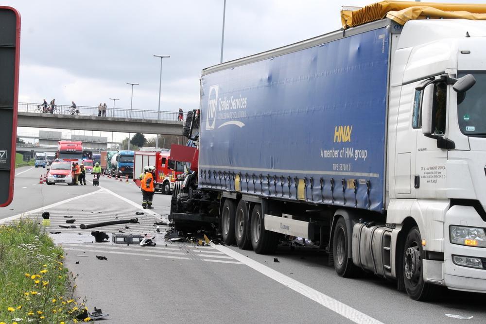 Tankwagen rijdt in op voorligger op E17, chauffeur overleeft ongeval niet